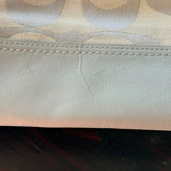 Coach EUC Gray Signature C’s Jacquard
canvas & leather Shoulder Bag - Picture 11 of 15